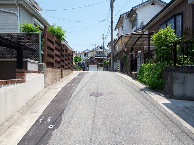 町の北西部を西方向から見た景色。町内には緩やかな坂道が多いです。