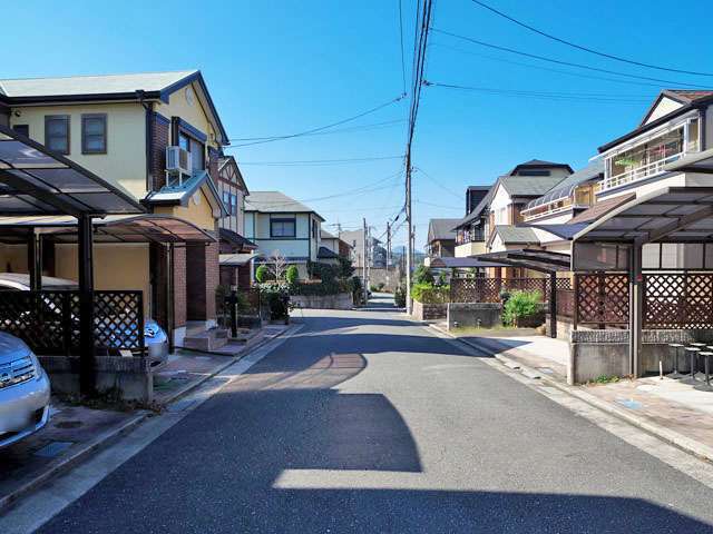 町の西部を東方向から見た景色。一戸建てが中心に並んでいます。