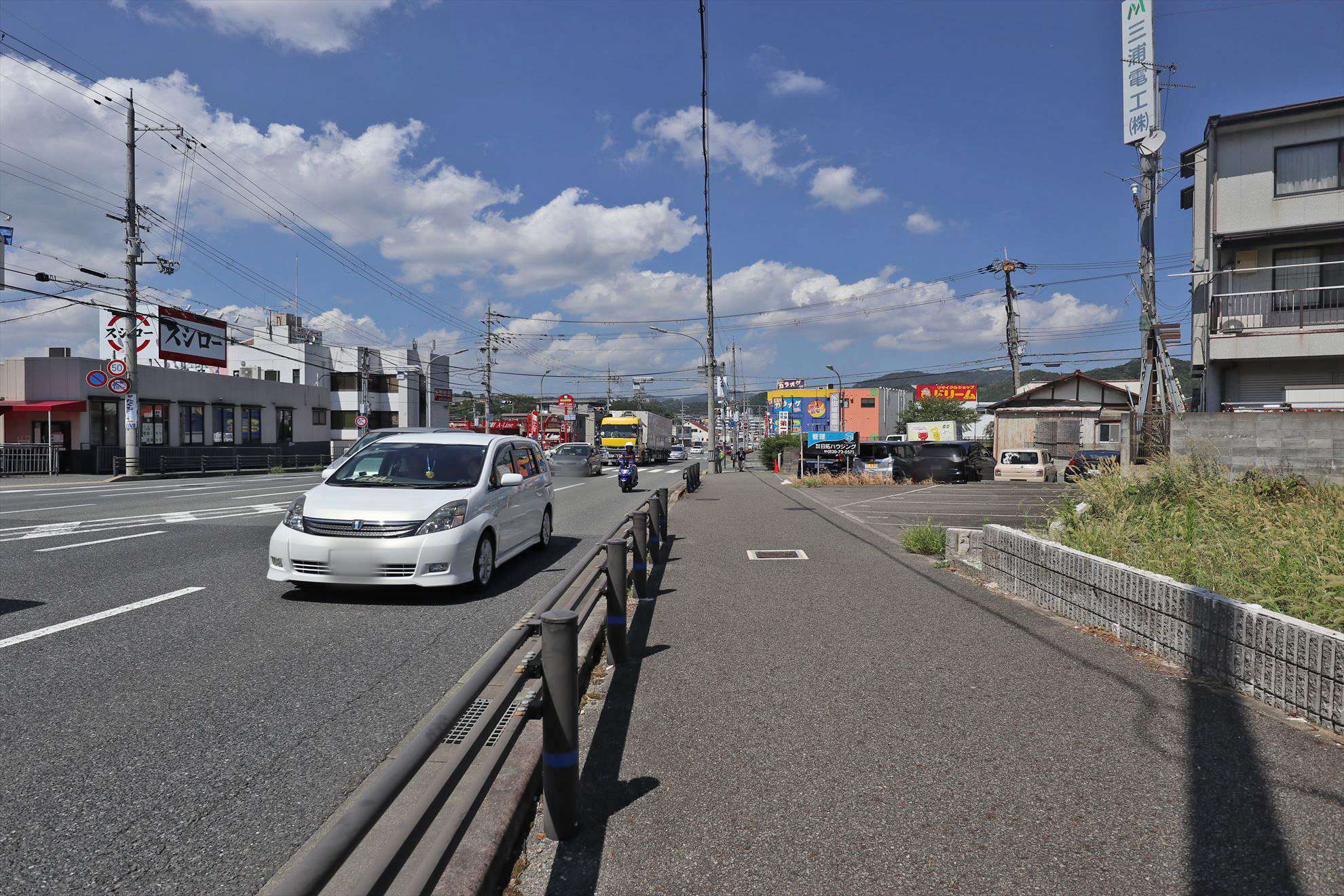 産業道路(国道173号線)沿いには、店舗が多く立ち並んでいます。