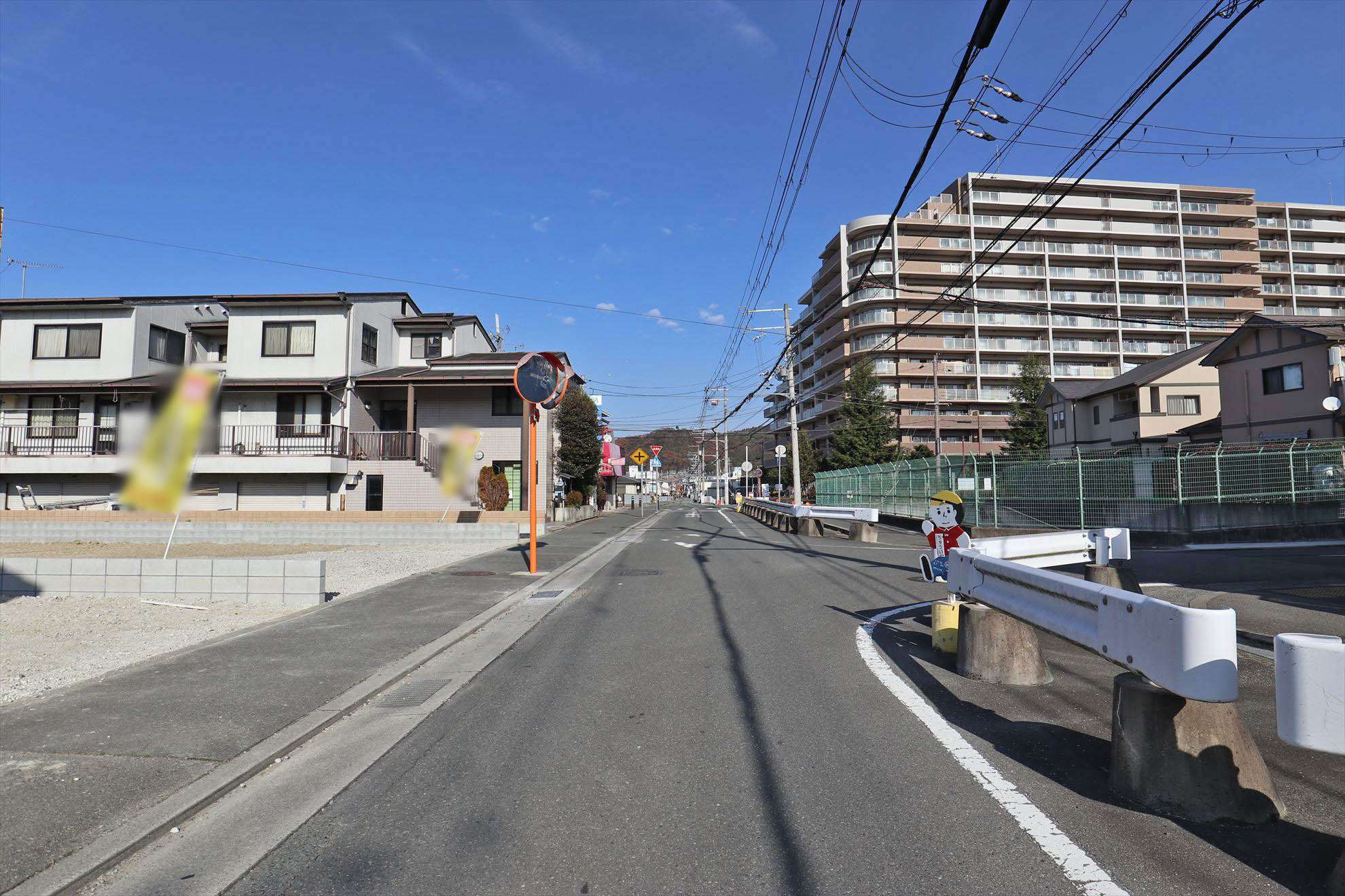 右手に見えるマンションは『マークスタウングランフィーネ川西』。