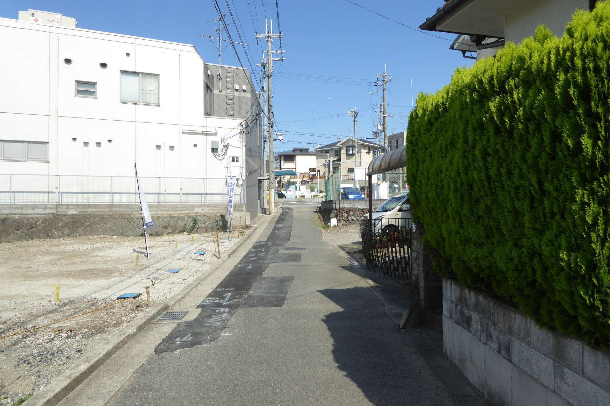 一部道幅の狭い場所がありますが、少し歩くと一庫大路次川が流れ、田畑や山林もある自然豊かな住環境です。