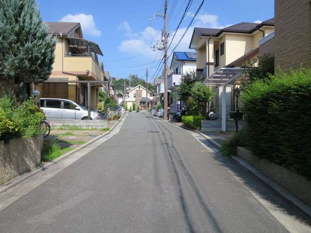 すっきりした印象の街並みで、生垣などの緑も多いです。