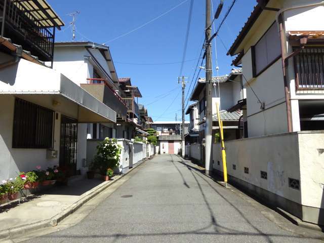 町の中央部を西方向から見た景色。一戸建てが集まっています。