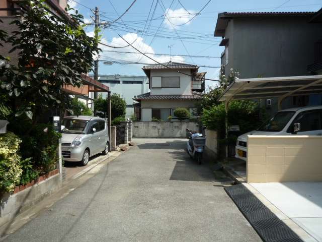 町の中央部を西方向から見た景色。緑豊かな家屋が多く見られます。