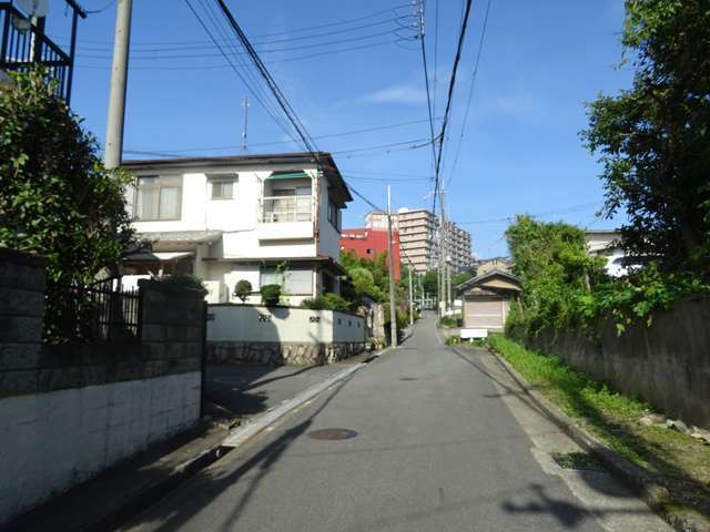 町の東部を西方向から見た景色。道幅が狭いところが多く、車の運転には注意が必要です。