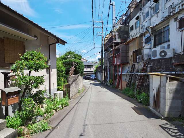 町の南部を北方向から見た景色。狭い道路沿いに一戸建てが並んでいます。
