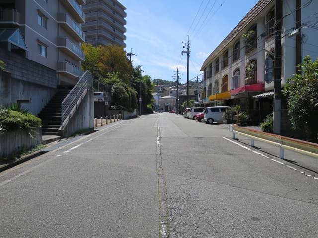町の南部を北方向から見た景色。手前にはマンションがありますが、奥には一戸建てが集まっています。