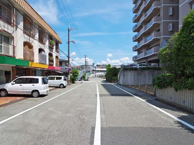 町の東端を能勢電鉄妙見線の線路が通り、写真の奥には「畦野」駅の駅舎が見えます。