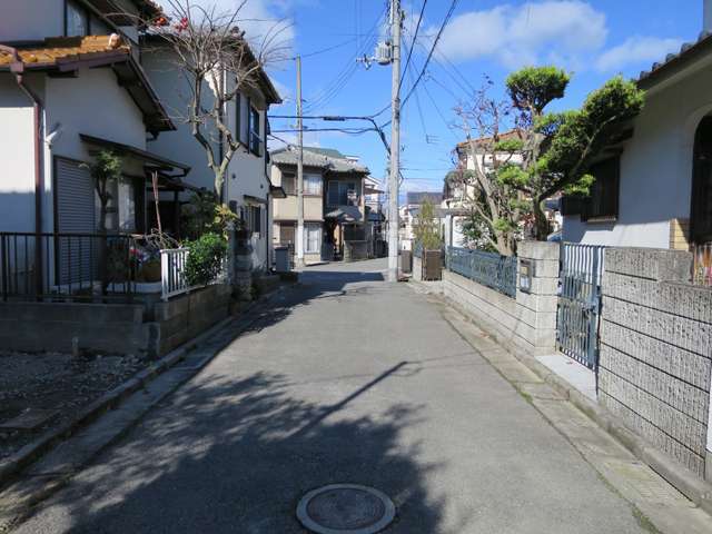 町の中央部を南方向から見た景色。狭い街路沿いに一戸建てが並んでいます。