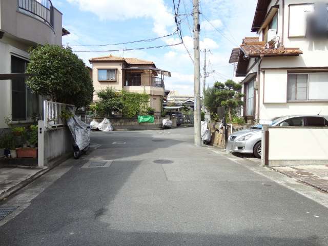 町の北部を南方向から見た景色。道幅が狭くやや入り組んでいるため、車の運転には注意が必要です。