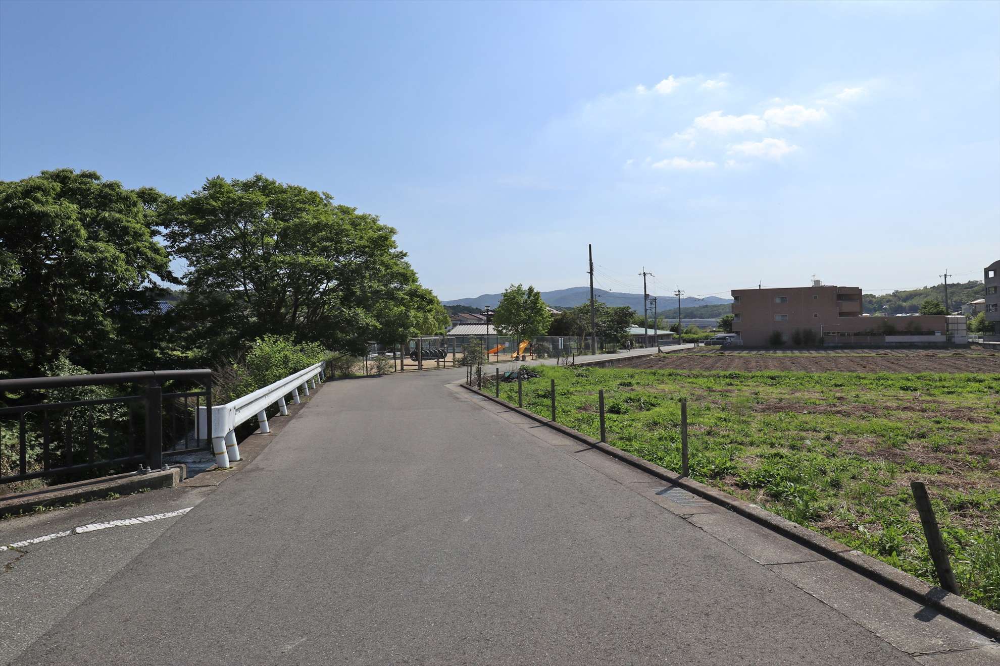 田畑が残るのどかな雰囲気の街並み。