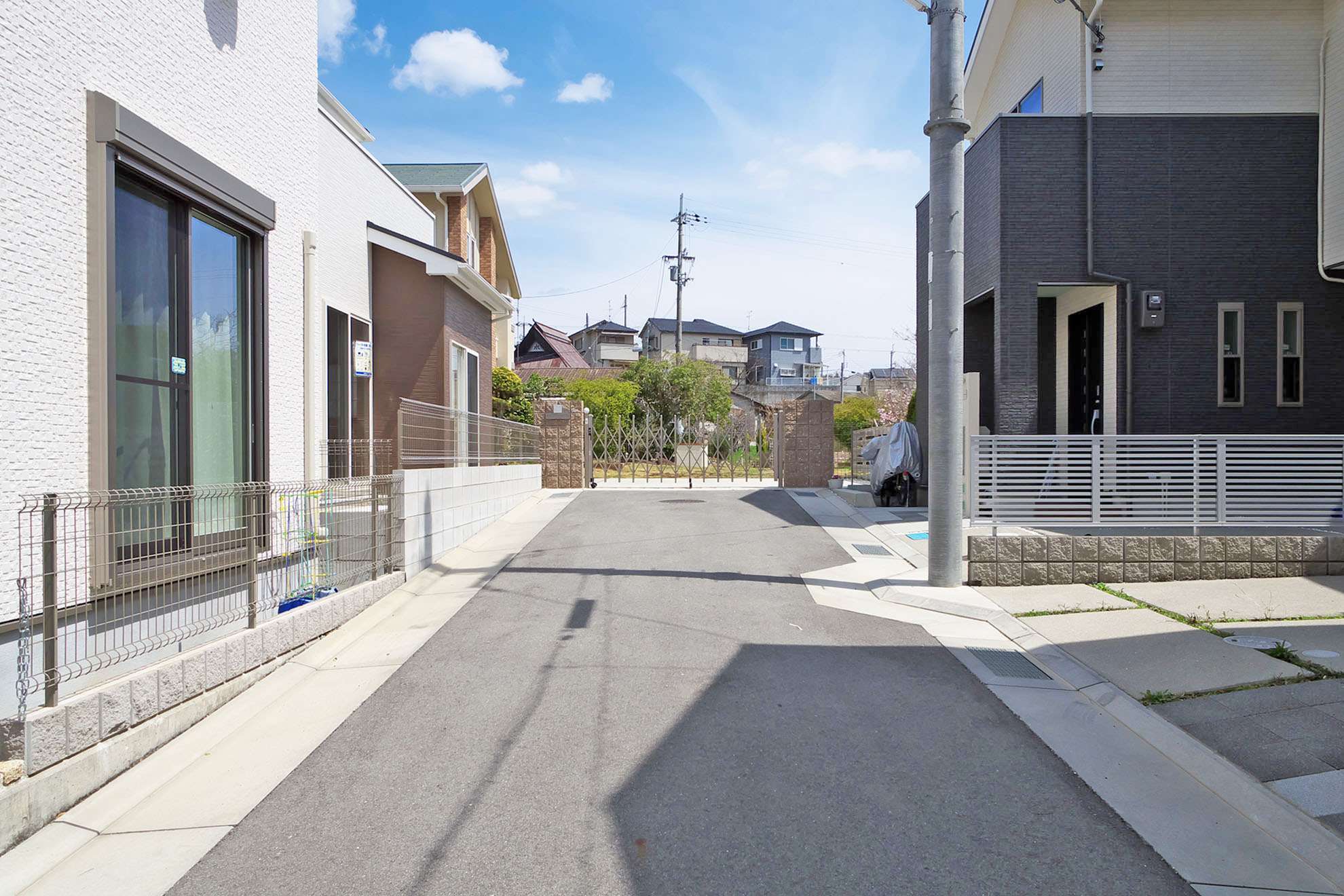 周辺は道幅が狭く、一戸建てが中心に並ぶ静かな街並みです。