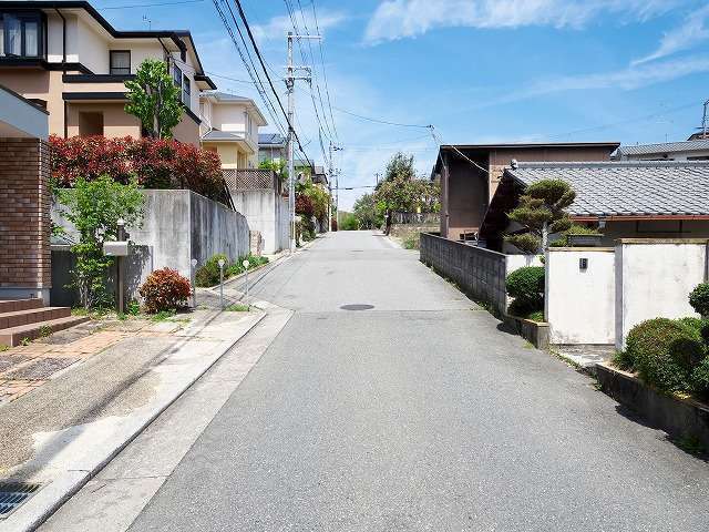 町の北部を南方向から見た景色。勾配が急な坂道が多く、自転車での移動が不便です。