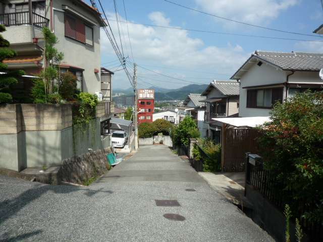 町の北部を南方向から見た景色。斜面地上に一戸建てが並んでいます。