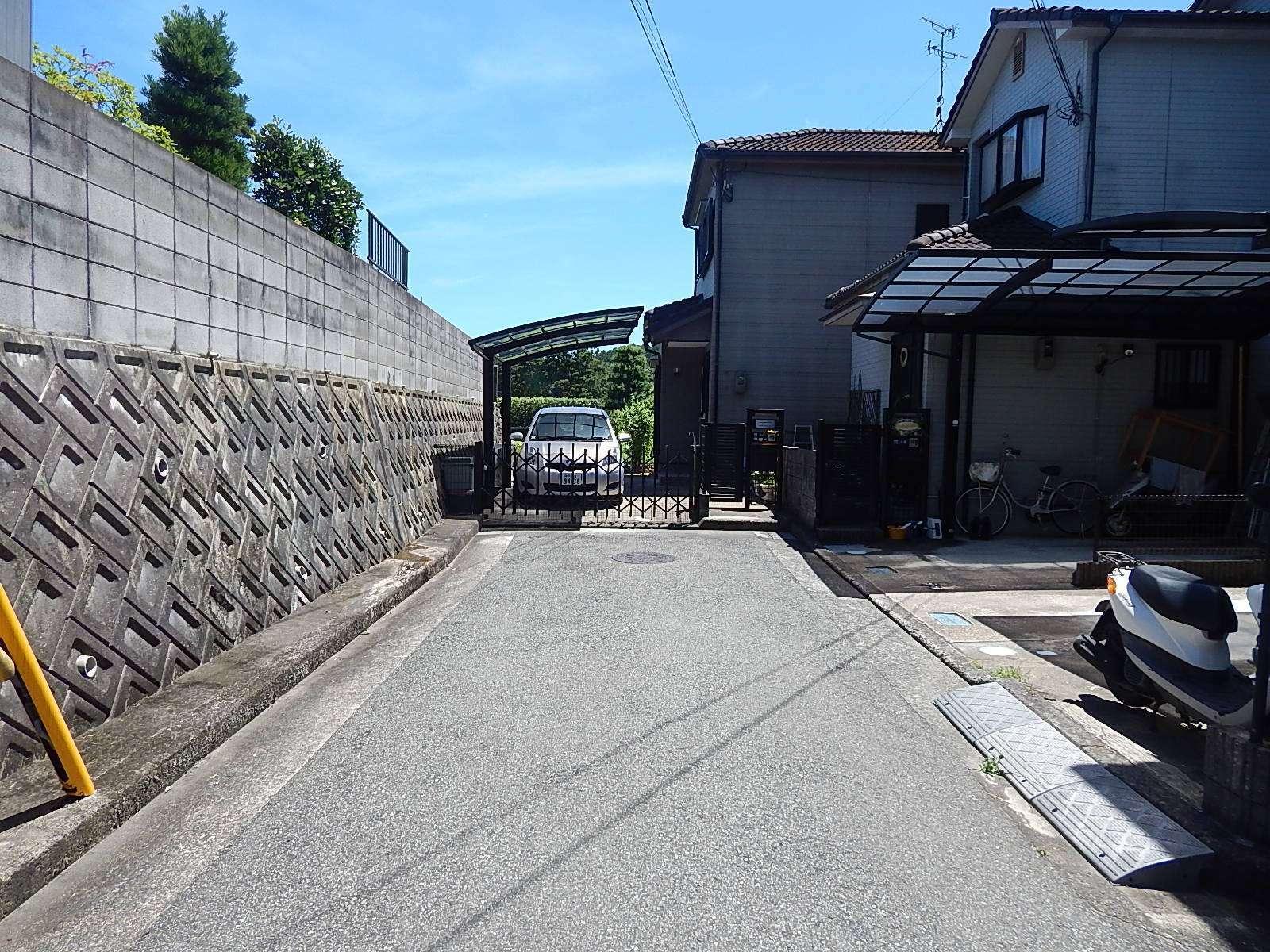 駅からの道のりは、自転車が使える程度の緩やかな坂道、古くからの家が多く、道幅は狭くやや入り組んだ街並みです。