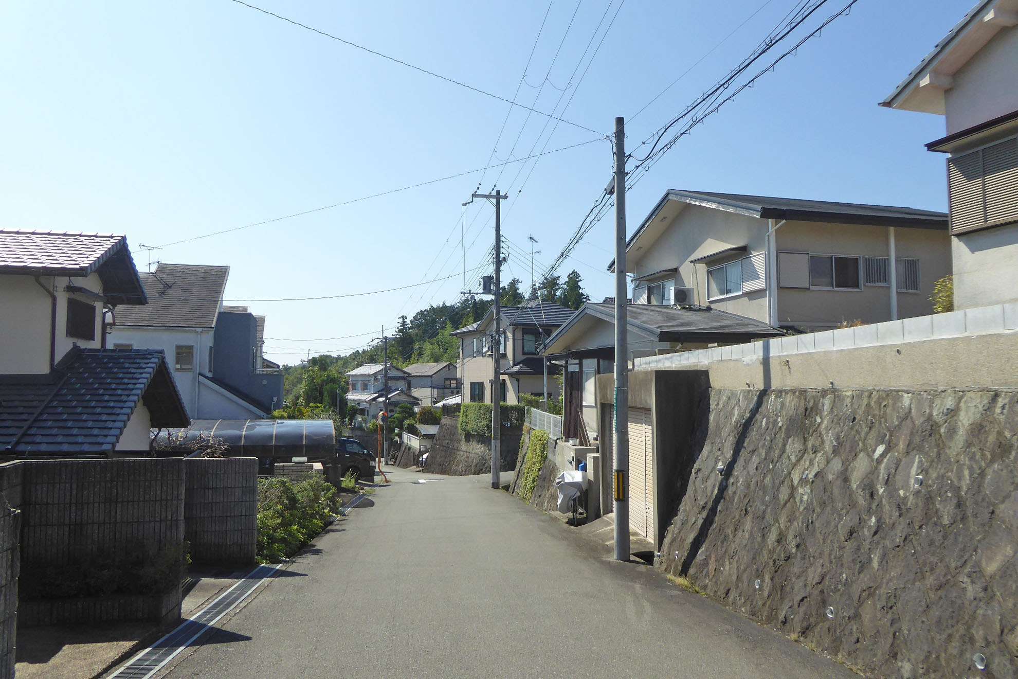 緩やかな坂道沿いに一戸建てが並んでいます。