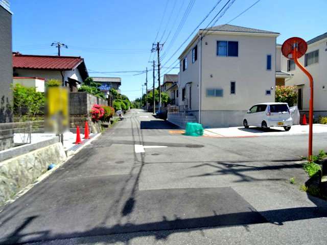 町の北西部を北方向から見た景色。一戸建てが中心に並んでいます。