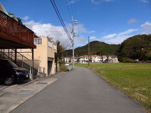町の東部を南方向から見た景色。田畑が多く残っています。