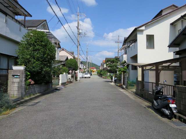 雑木林や田畑に囲まれ、南側には初谷川が流れる自然豊かな住環境が魅力。