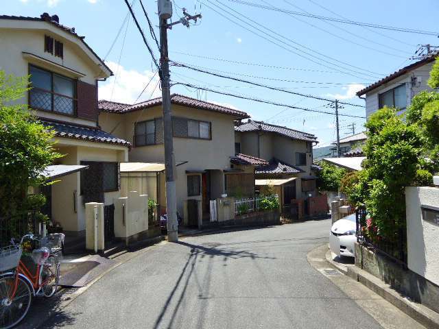 高台のため、駅からの道のりはアップダウンの坂道。