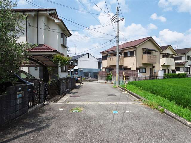 町の南部を南東方向から見た景色。一戸建てが並ぶ中に田畑も一部残っています。