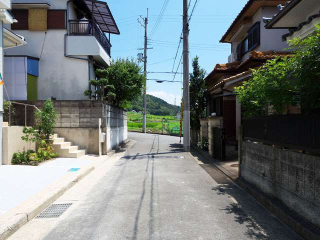 町の南部を西方向から見た景色。住宅地を外れると田畑が広がっています。