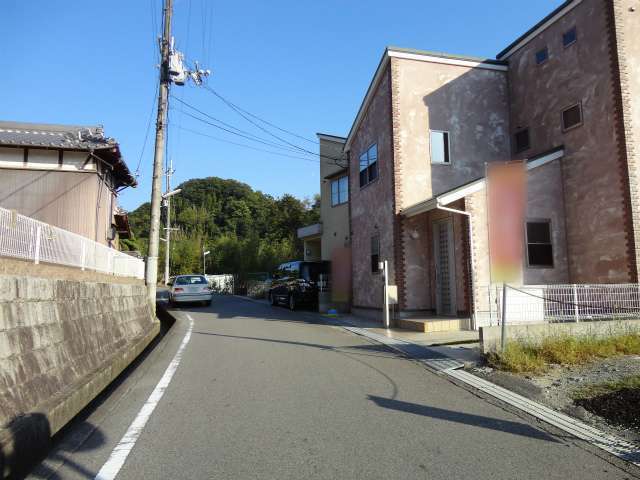 町の南部を西方向から見た景色。道幅が狭い街路沿いに一戸建てが点在しています。