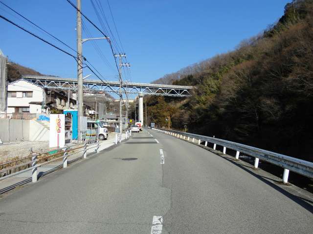 町の南部を南西方向から見た景色。町の南端を猪名川が流れ、その南側に山林が広がっています。