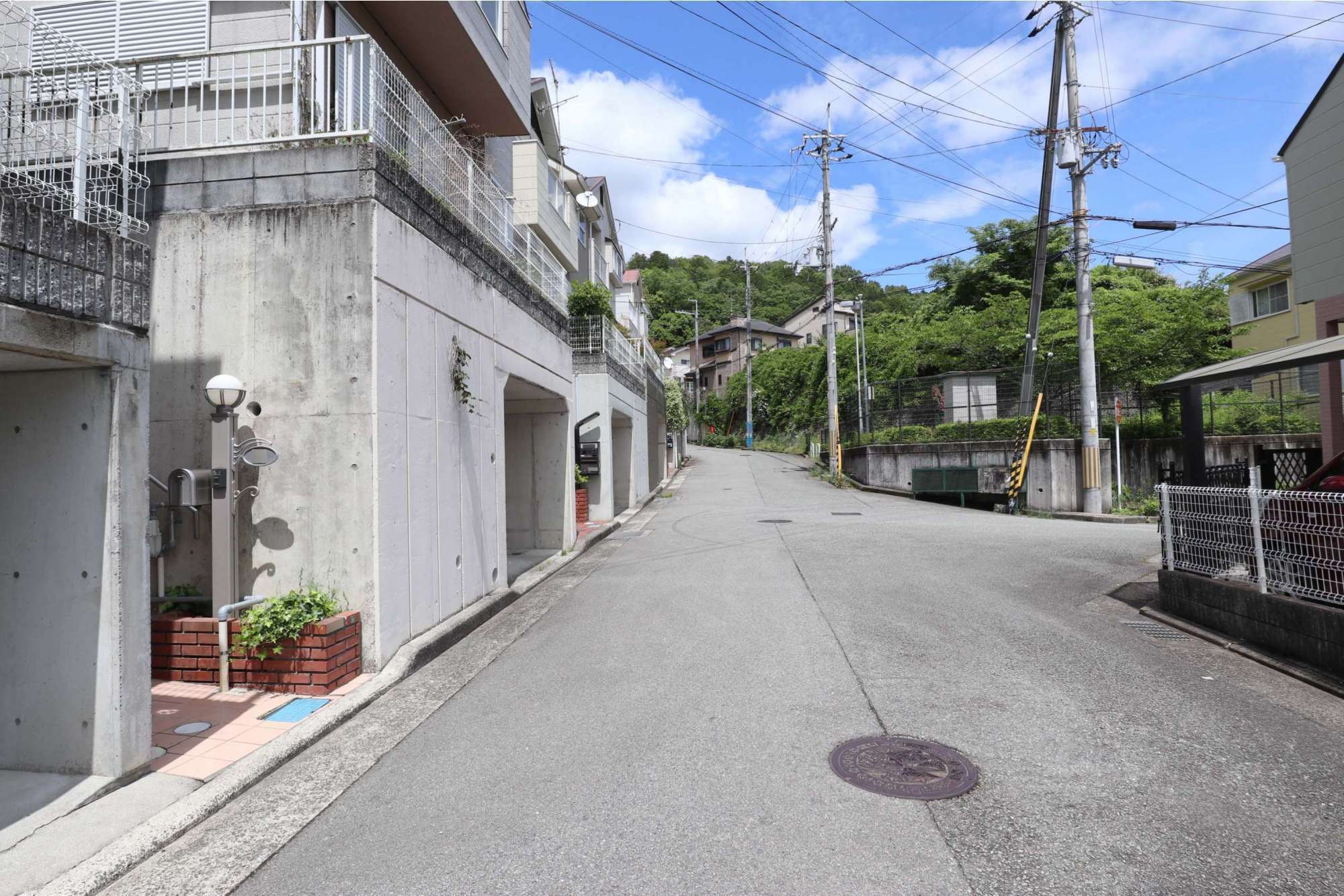 町の中には坂道が多いですが、緑豊かな住環境です。