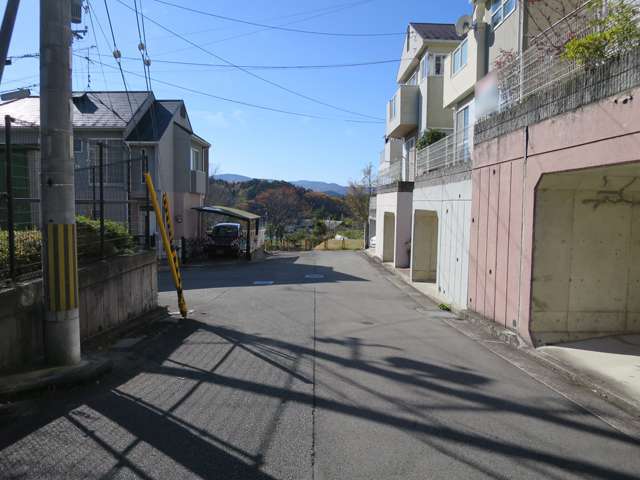 町の北部を北東方向から見た景色。住宅地の周りには山林や田畑が広がっています。