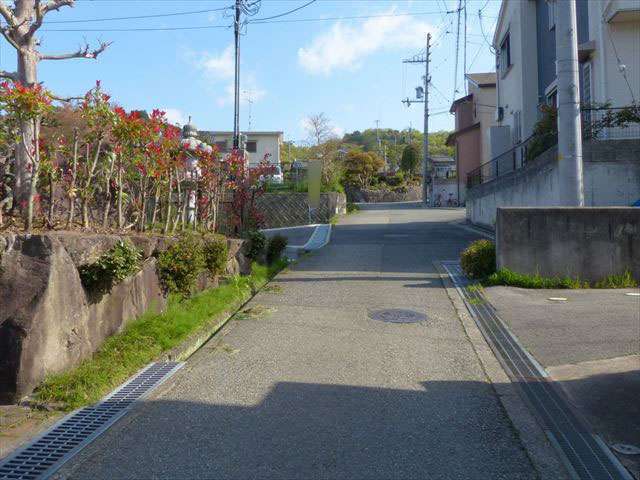 町の東部を南方向から見た景色。町の南部は区画が整った街路もありますが、道幅が狭く入り組んだ街路が多いです。