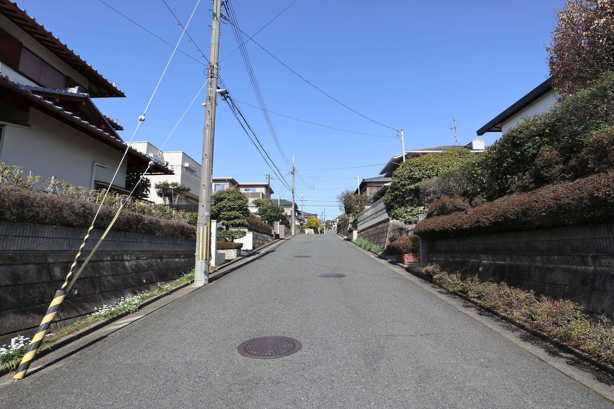 高台のため、勾配のある坂道が多いですが、閑静な住宅地です。