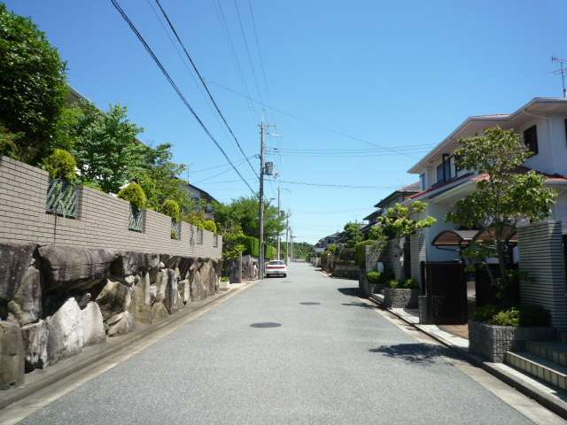敷地の広い一戸建てが中心に立ち並んでいます。