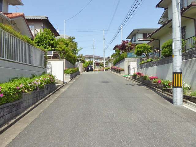 町の中央部を南西方向から見た景色。坂道が多いですが、道幅が広く区画の整った街路が広がっています。