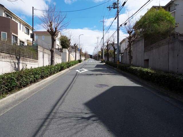 町の北西部を南方向から見た景色。勾配が急な坂道が多く、自転車での移動が不向きです。