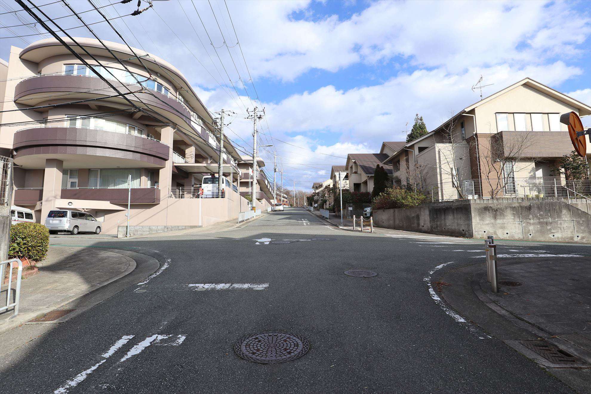 道幅が広く、落ち着いた雰囲気の住宅地です。