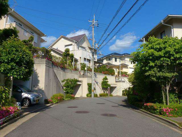 町の北東部を北西方向から見た景色。敷地の広い一戸建てが道路も高い位置に並んでいます。