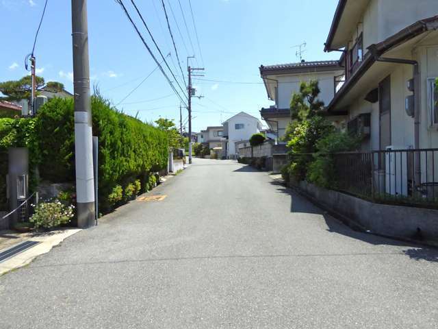 町の北西部を西方向から見た景色。緩やかな上り坂となっています。