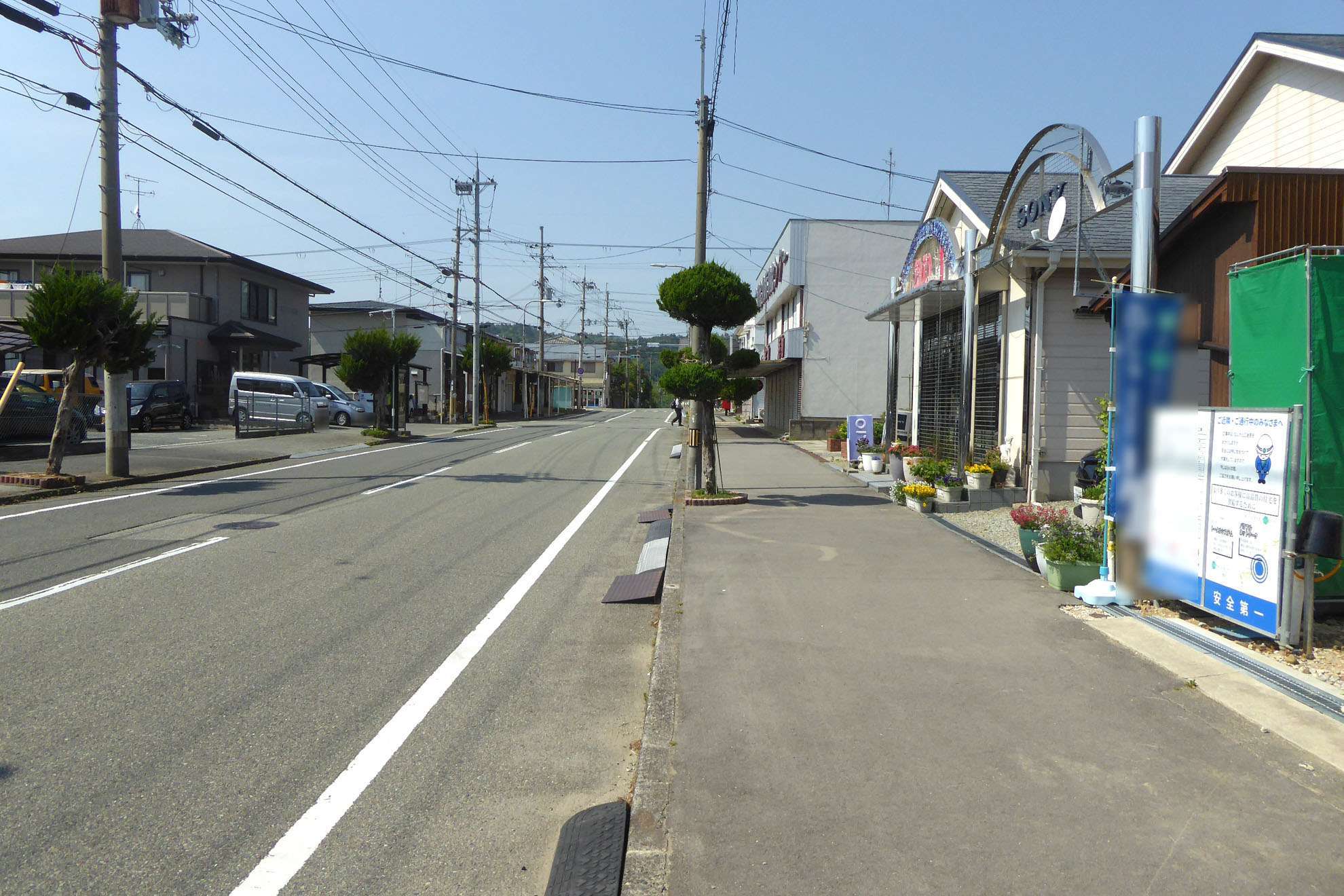 少し西へ行くと国道173号線が走っており、車での移動にも便利な立地です。