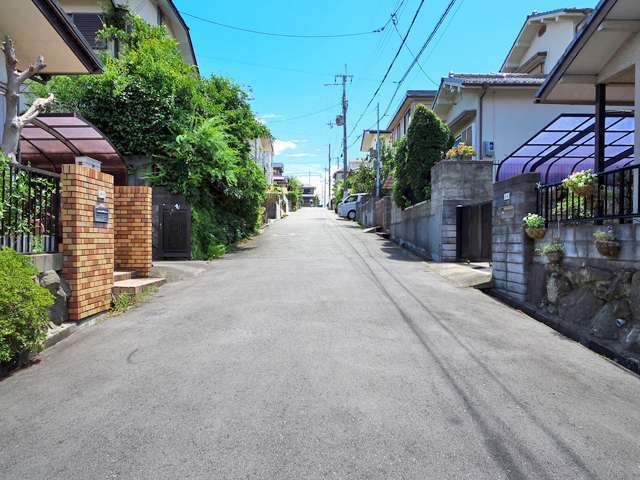 町の西部を北西方向から見た景色。斜面地にある住宅地で、勾配が急な坂道が多いです。