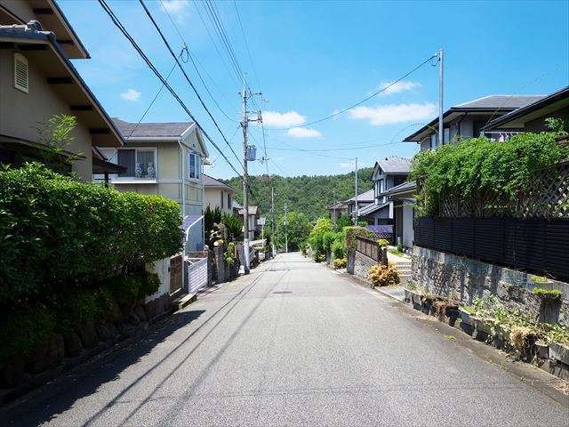 町の中央部を南東方向から見た景色。住宅地のすぐ近くまで山林が迫る自然豊かな住環境です。