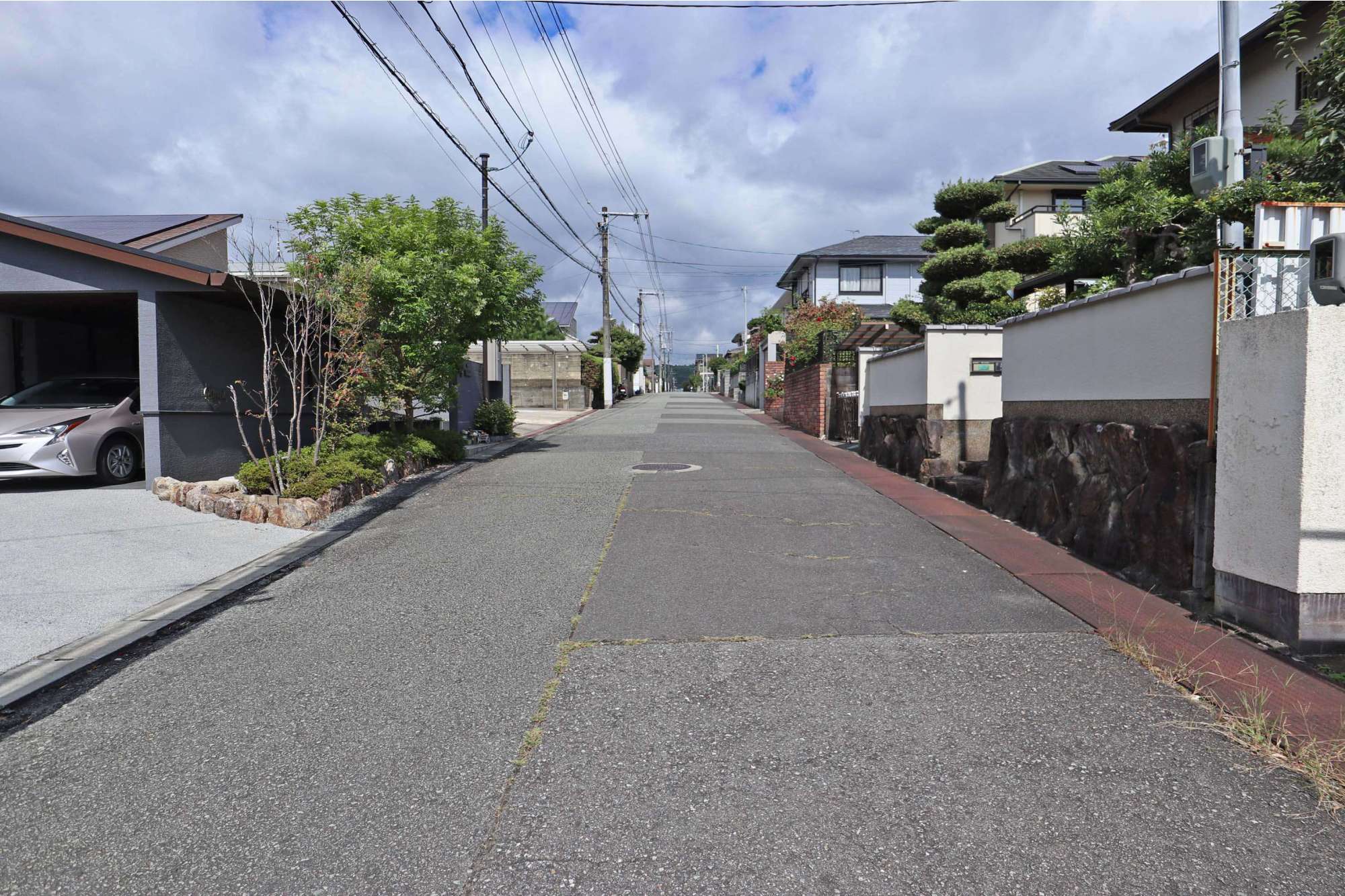 敷地の広い一戸建てが立ち並ぶ、第1種低層住居専用地域です。