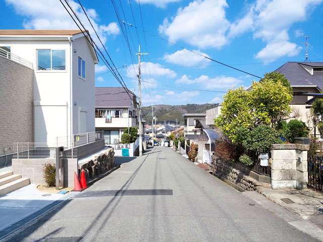 町の北部を南方向から見た景色。勾配が急な坂道が続いています。