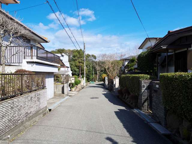 町の北部を南方向から見た景色。住宅地のすぐ近くまで山林が広がっています。