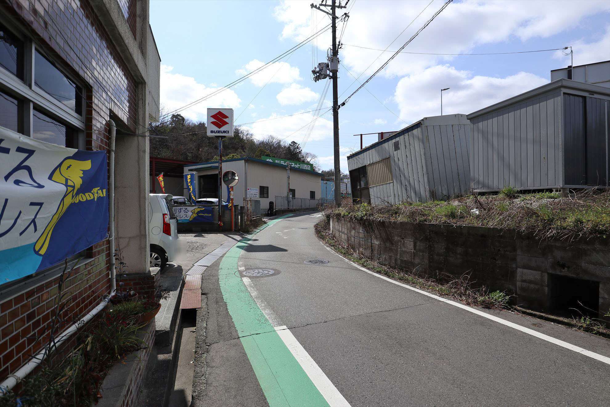 道幅は狭く、入り組んだ街並みですが、閑静な住環境が魅力です。