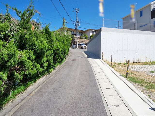 町の中央部を南側から見た景色。勾配が急な坂道が続いています。