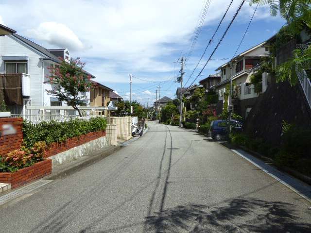 『名塩南台2丁目』は周りを自然林に囲まれた緑豊かな町です。