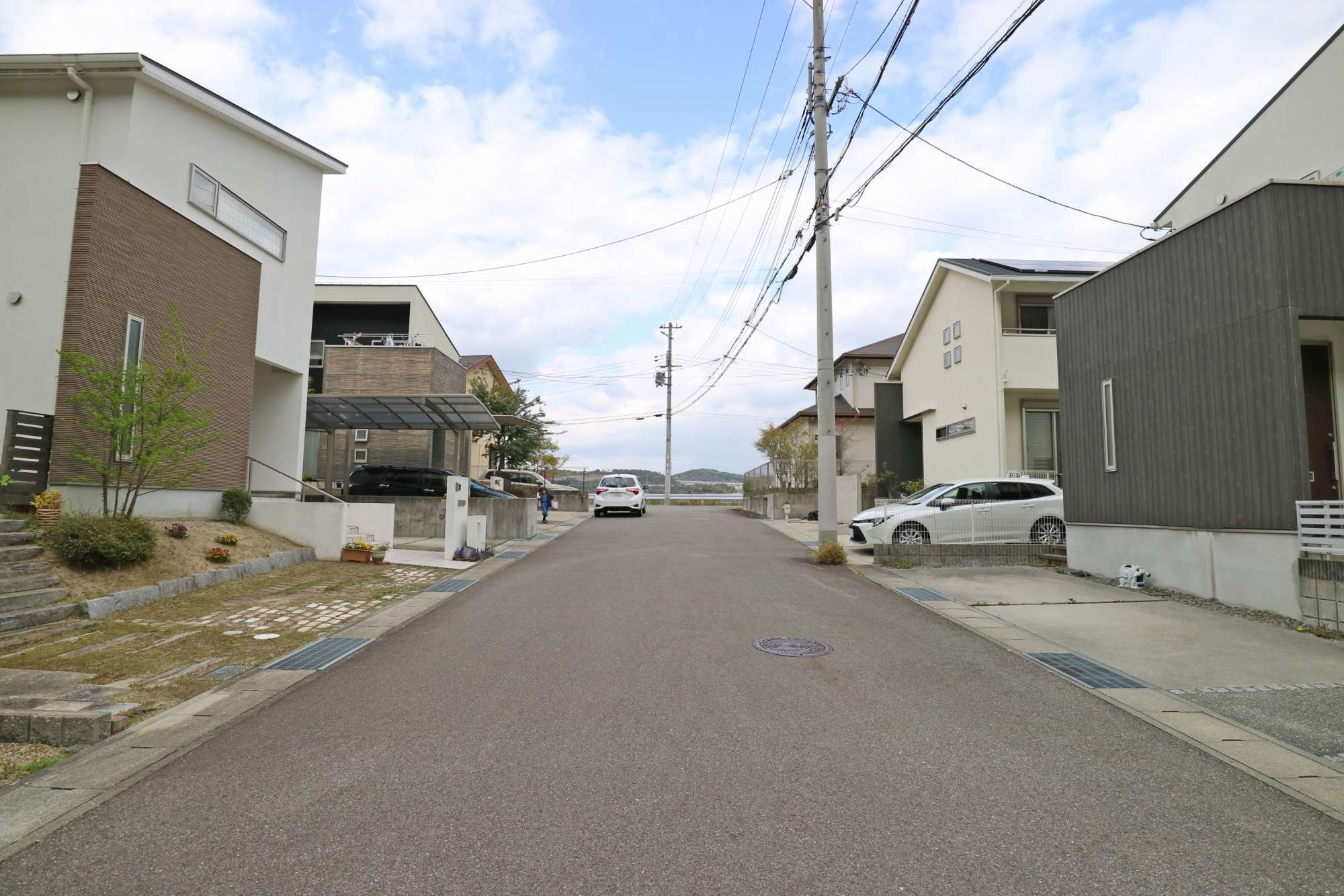 道幅が広く、閑静な雰囲気の街並み。