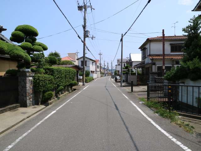 生け垣のある家が多く、緑豊かな印象の街並み。