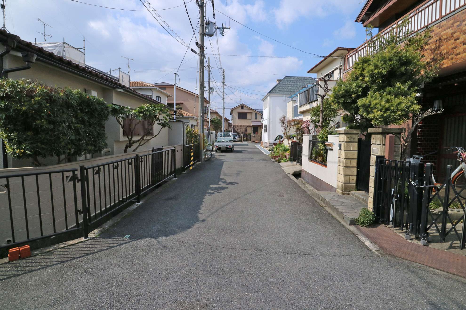 車の通りが少ない閑静な住環境が魅力です。